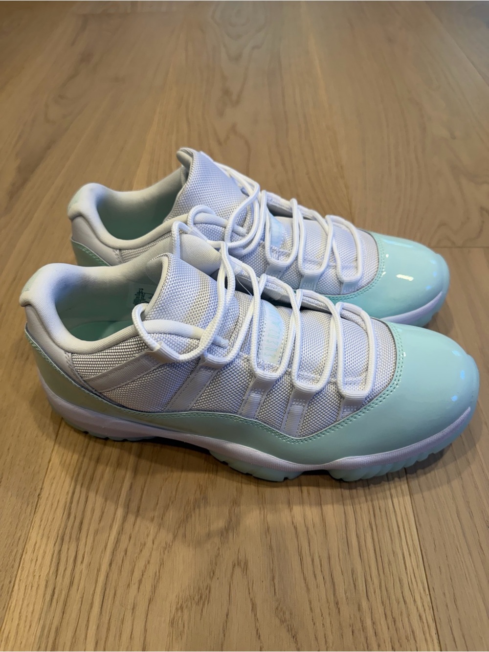 Women’s Jordan 11 Low Igloo Size 11/M 9.5 - Picture 2 of 7